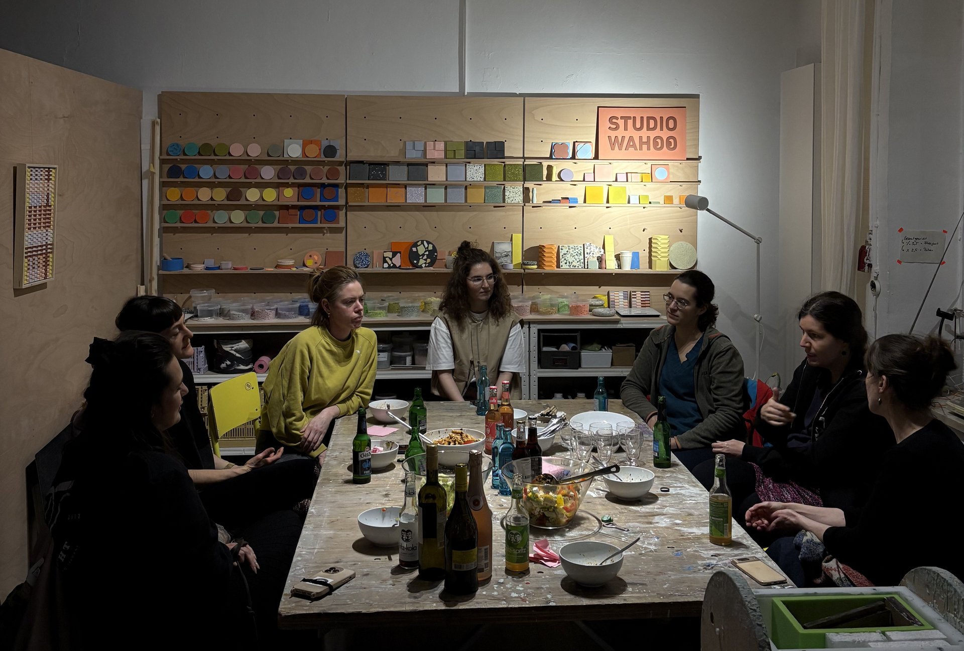 Einblicke vom letzten Designer*innen Stammtisch be Katharina (Studio Wahoo). Frauen sitzen um einen Tisch und unterhalten sich.