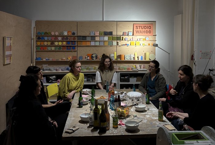 Einblicke vom letzten Designer*innen Stammtisch be Katharina (Studio Wahoo). Frauen sitzen um einen Tisch und unterhalten sich.