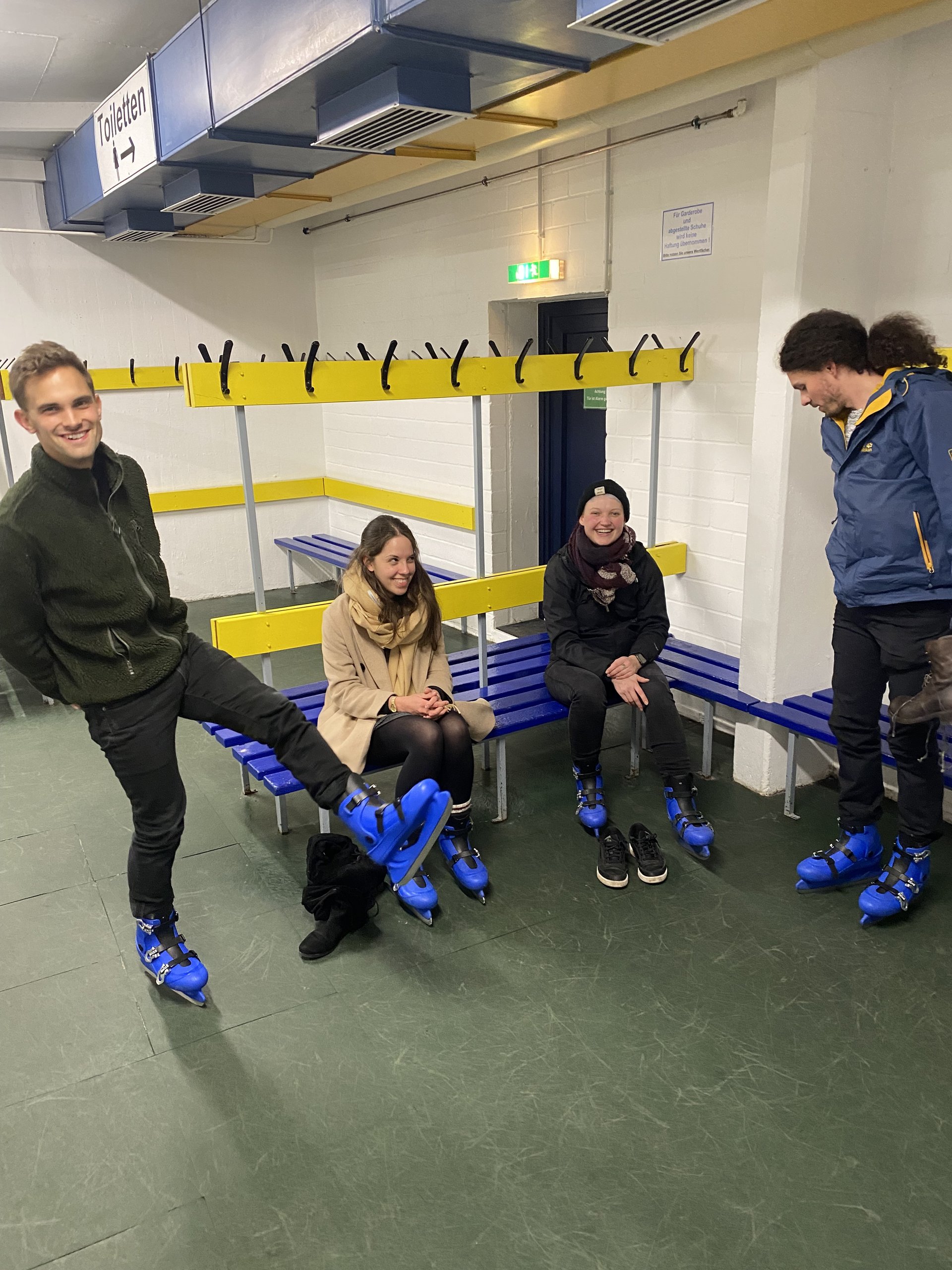 Ein Teil des kreHtiv-teams bei Schlittschuhlaufen in der Umkleidekabine.