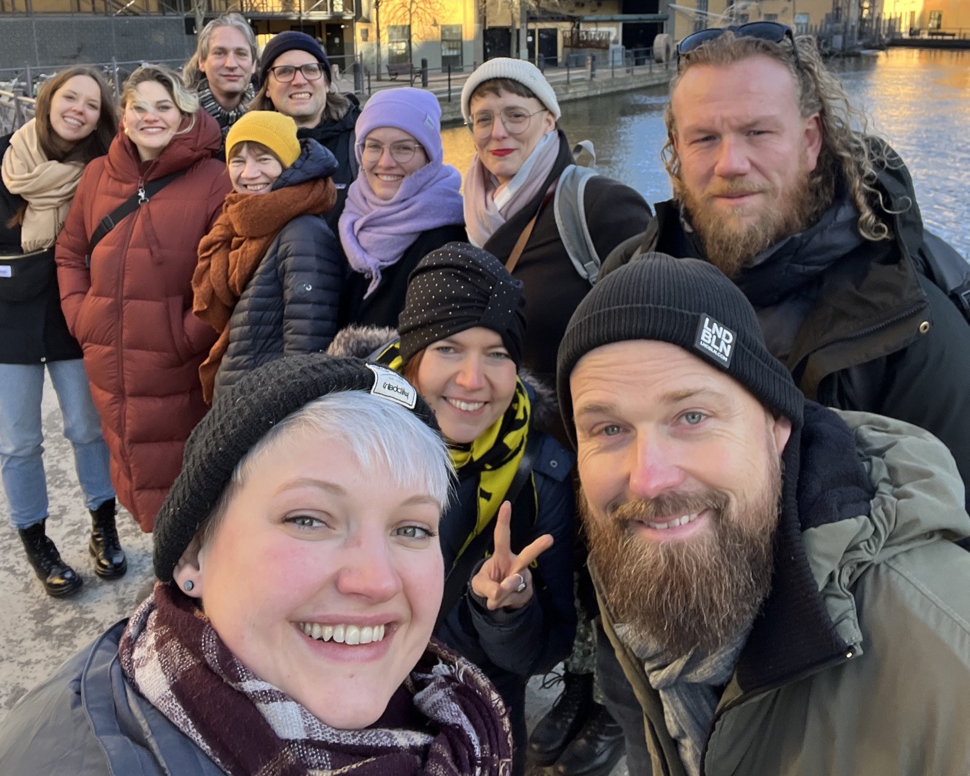 Viele Menschen auf einem Selfie im Winter. 