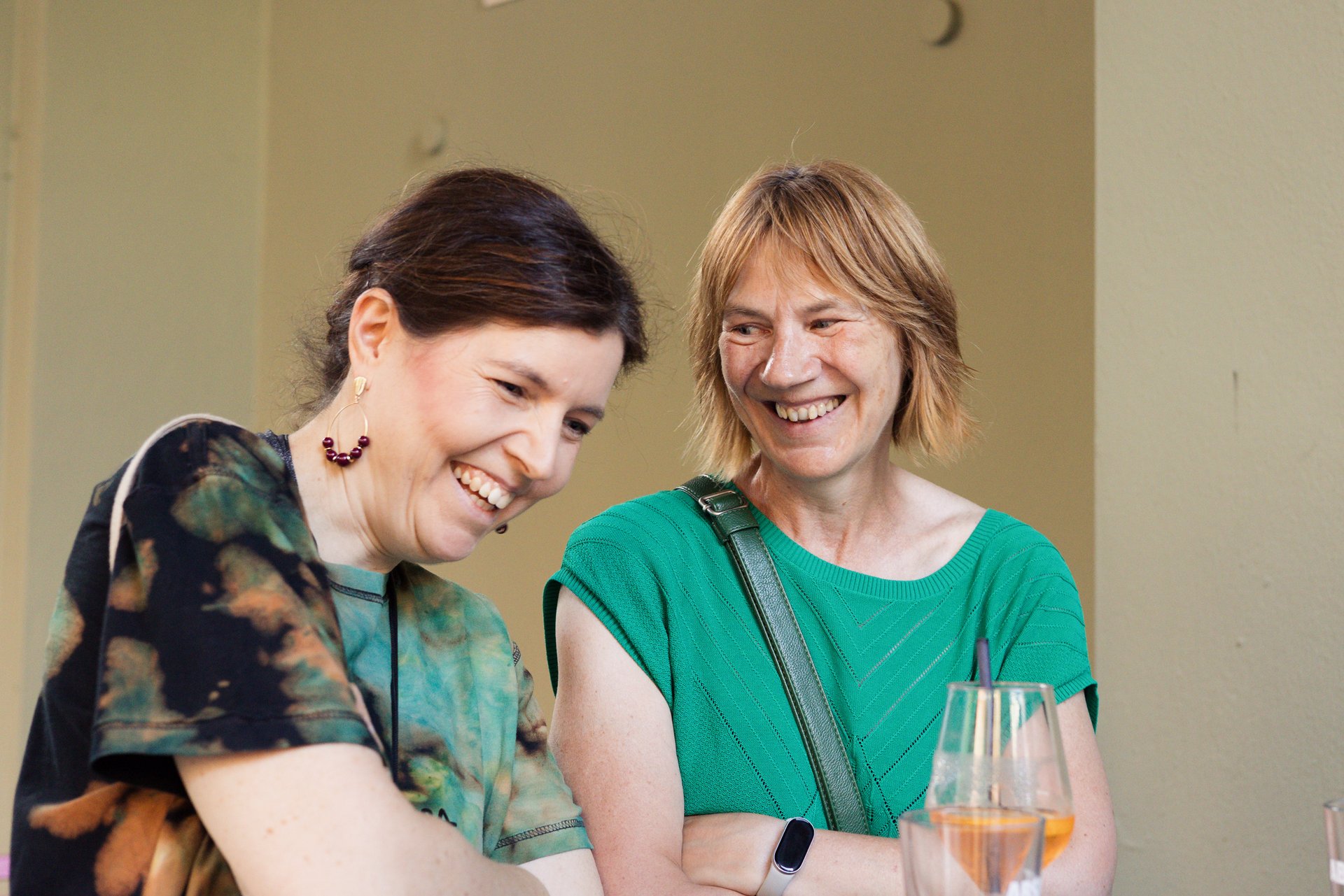 Impressionen vom Abend. Zwei Frauen unterhalten sich und lachen.