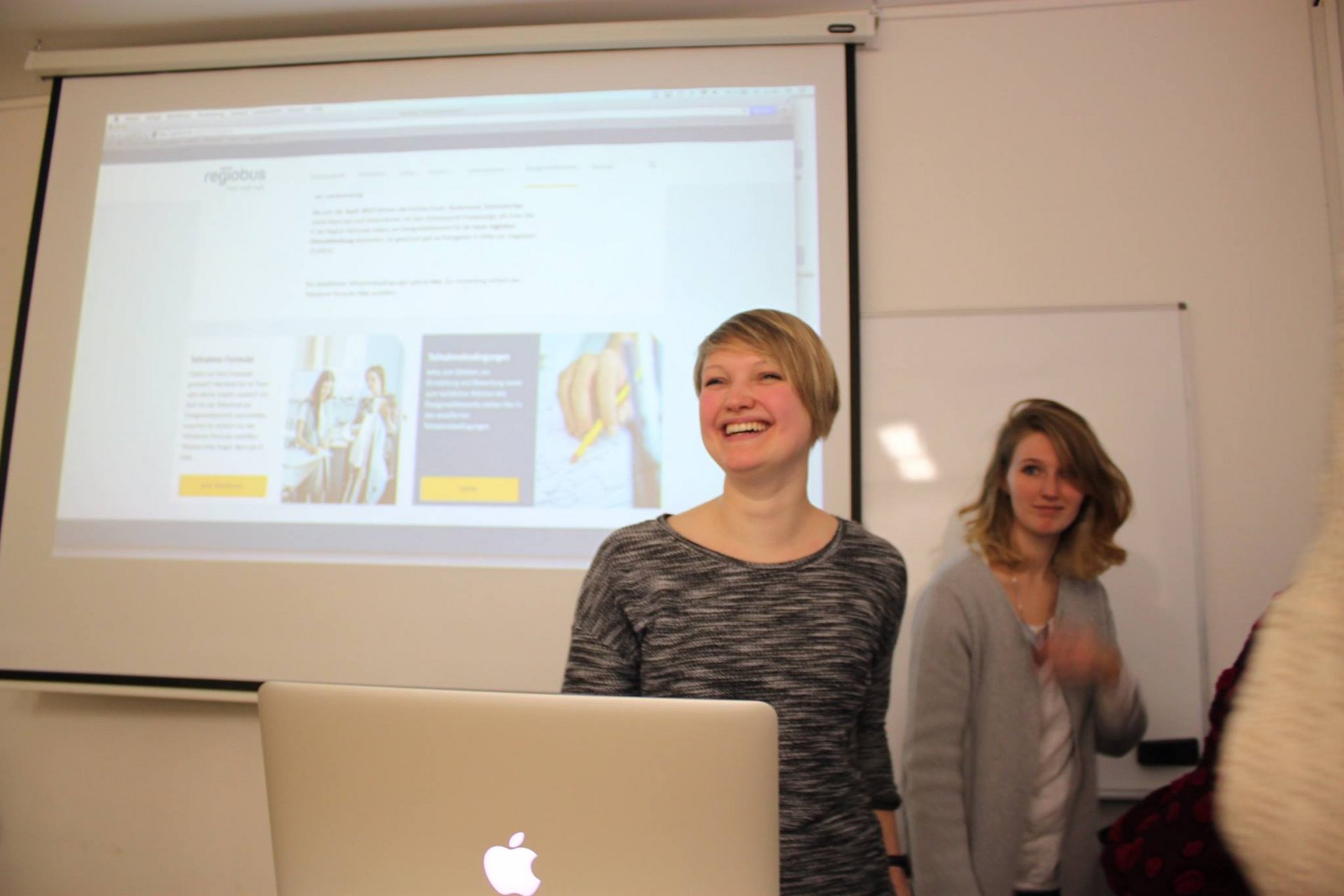 Chrissi präsentiert etwas.