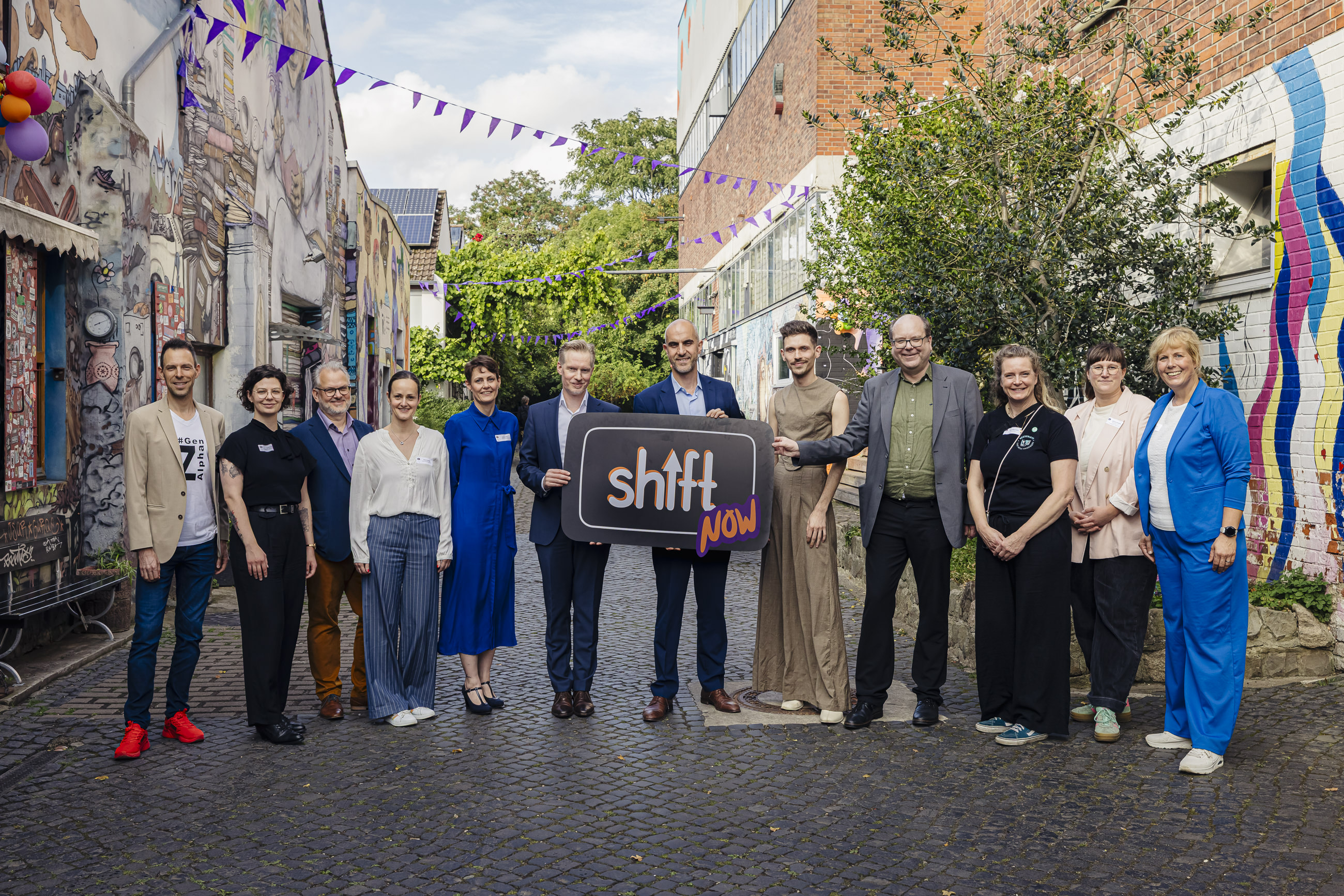 Ein Gruppenfoto mit den wichtigsten Beteiligten oder Vertreter*innen des Projektes auf dem Faustgelände