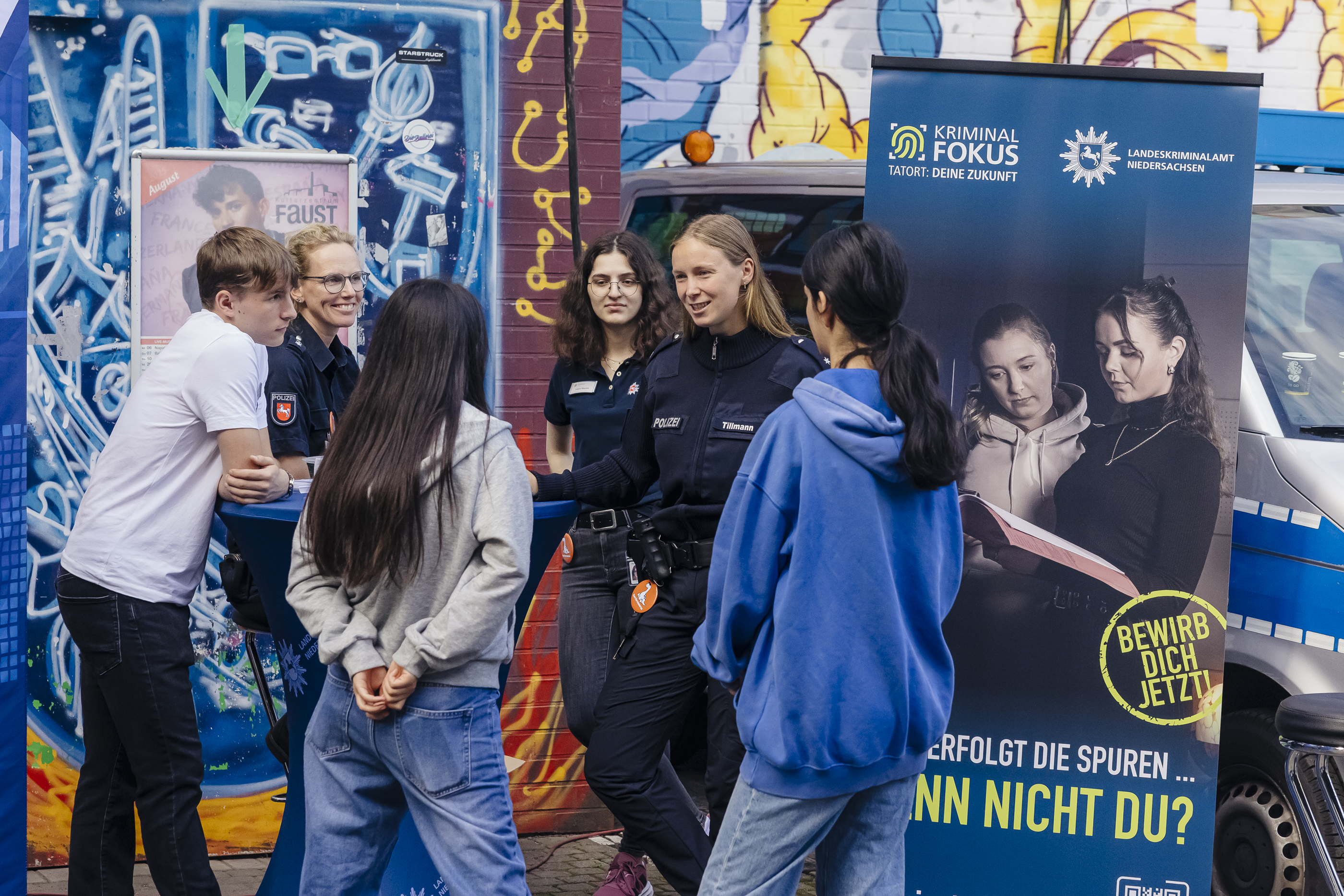 Schüler*innen an dem Stand der Polizei Hannover auf dem SHIFT NOW Festival
