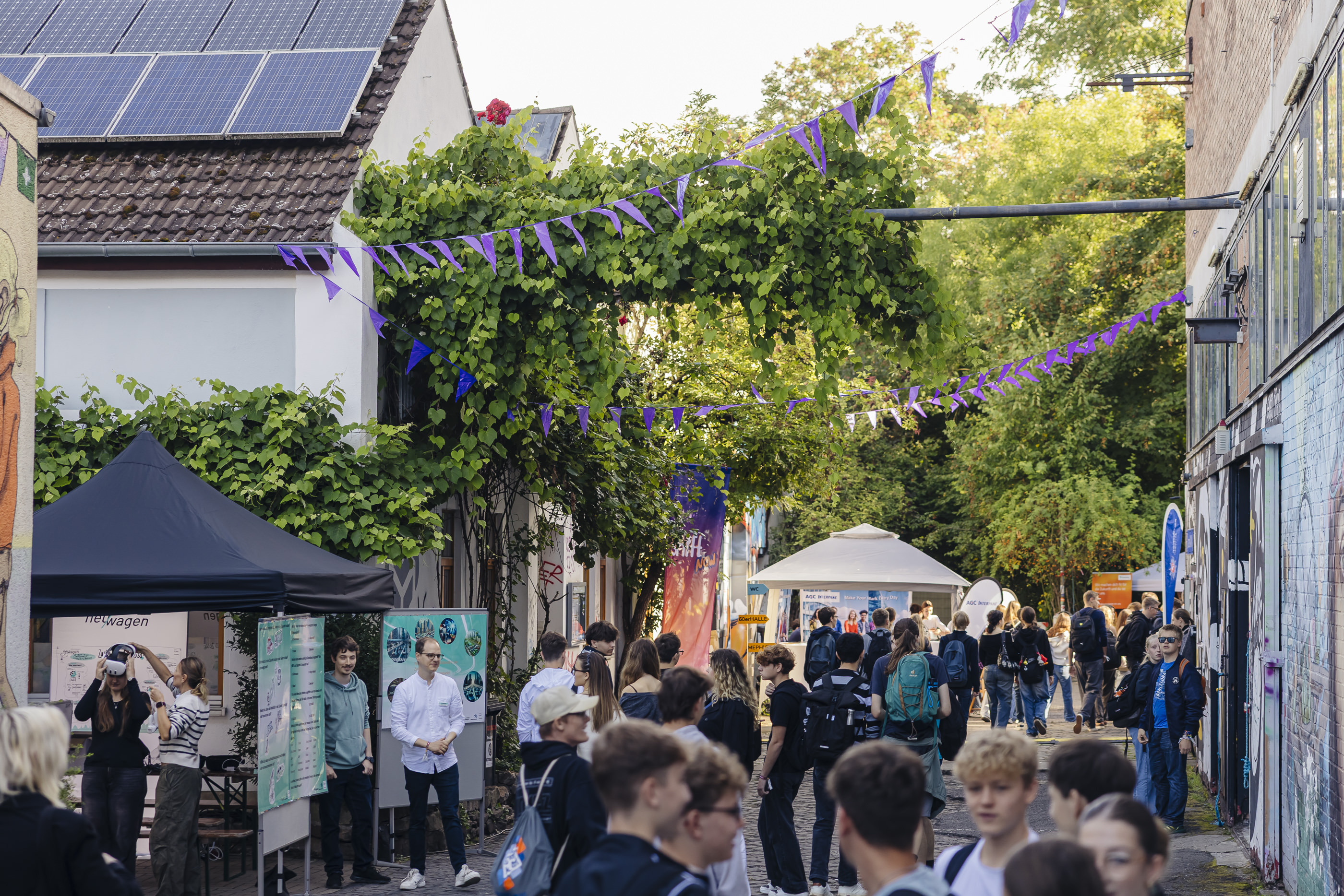 Ambiente mit vielen Schüler*innen auf dem SHIFT NOW Festival