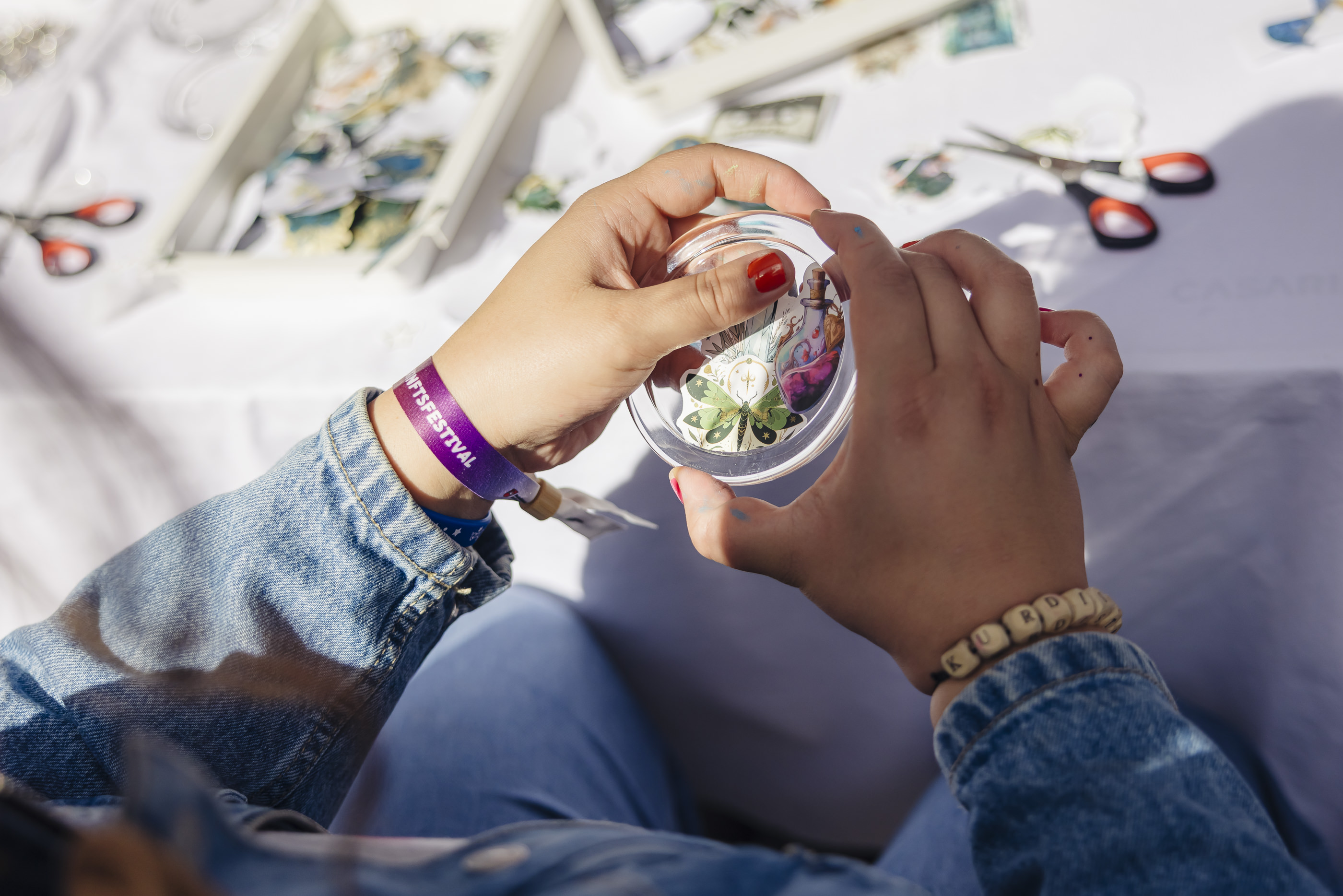 Eine Schülerin bastelt etwas auf dem SHIFT NOW Festival