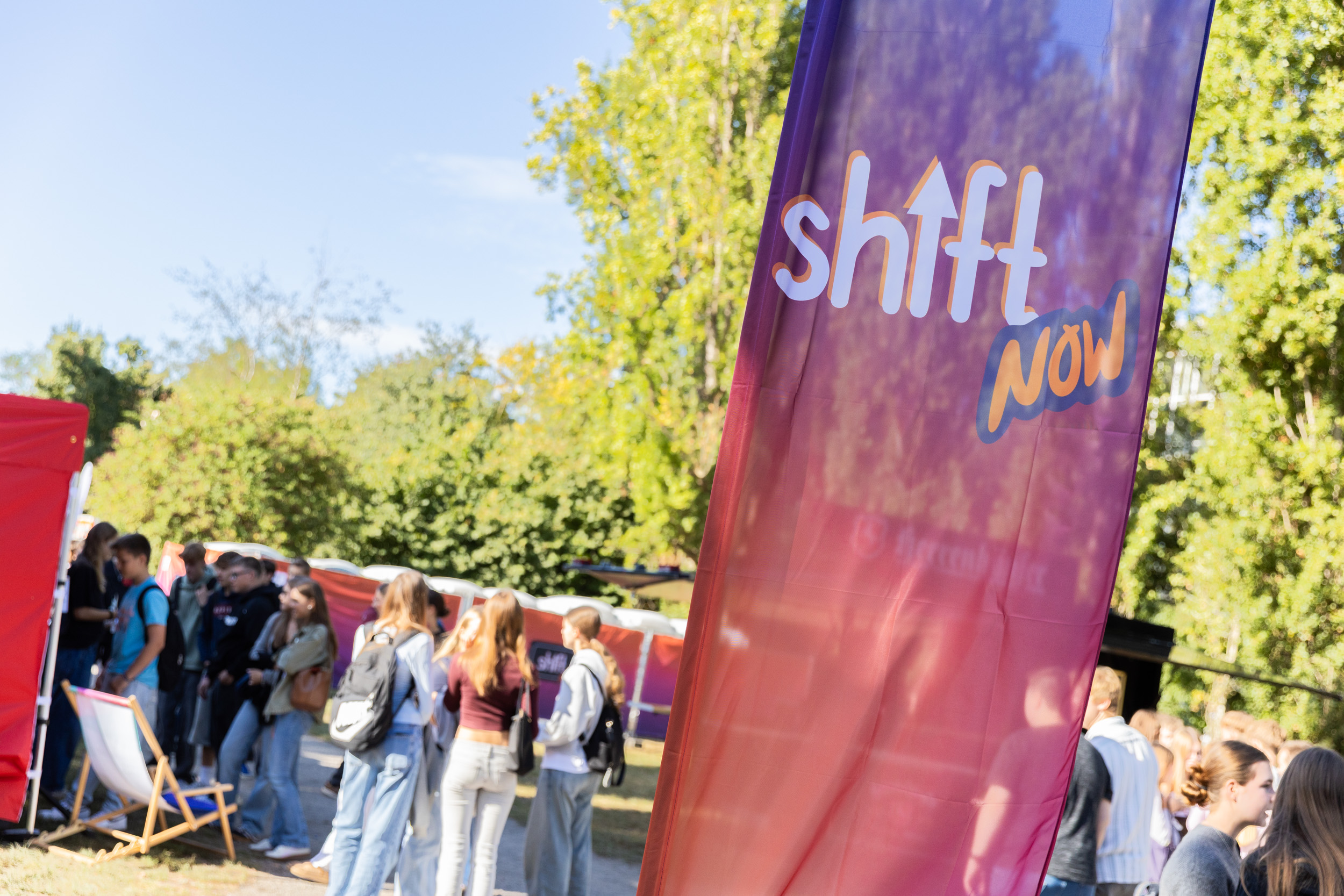 Flaggen und Ambiente auf dem Festivalgelände von SHIFT NOW
