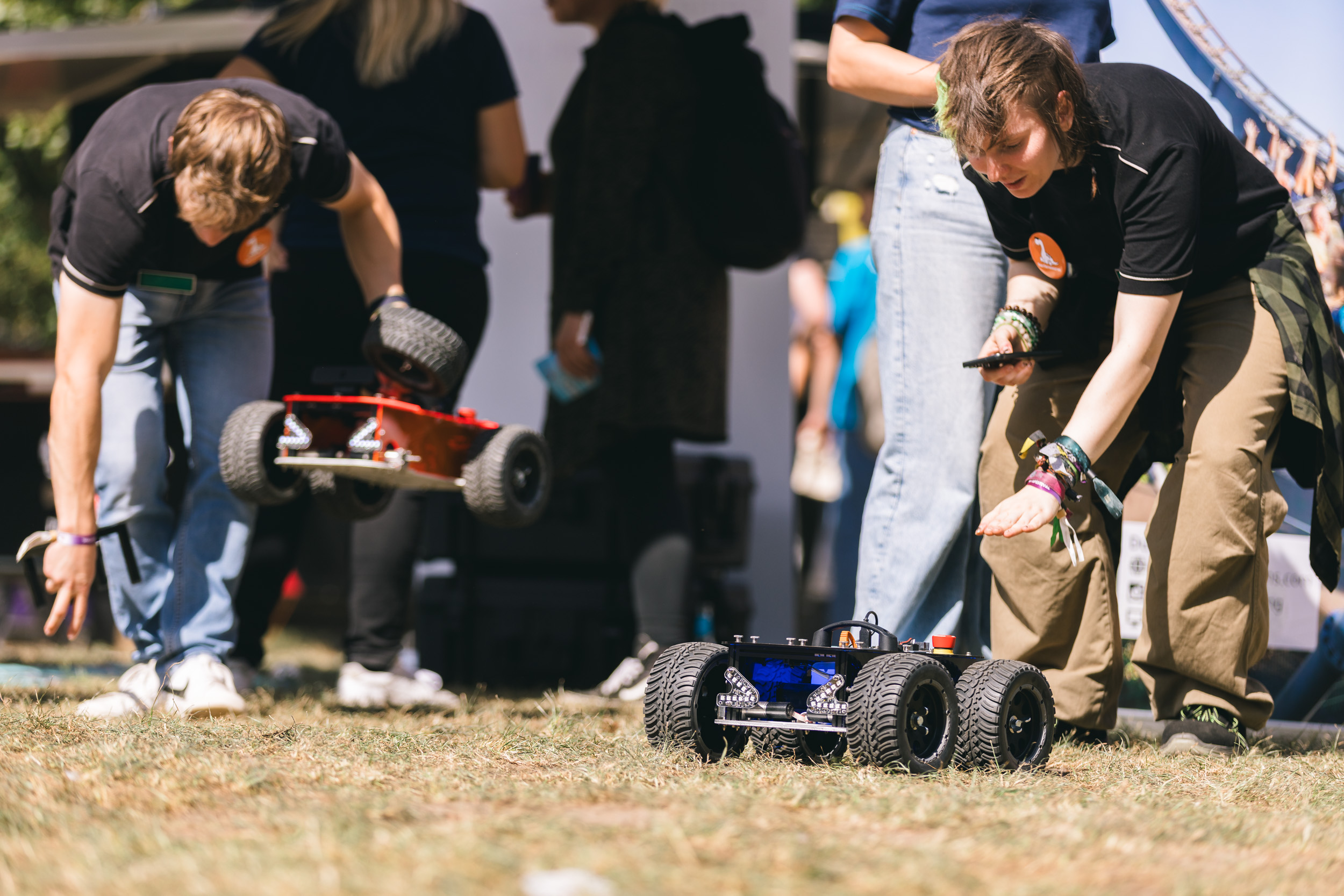 Schüler*innen machen ein Wettrennen mit ferngesteuerten Autos bei SHIFT NOW