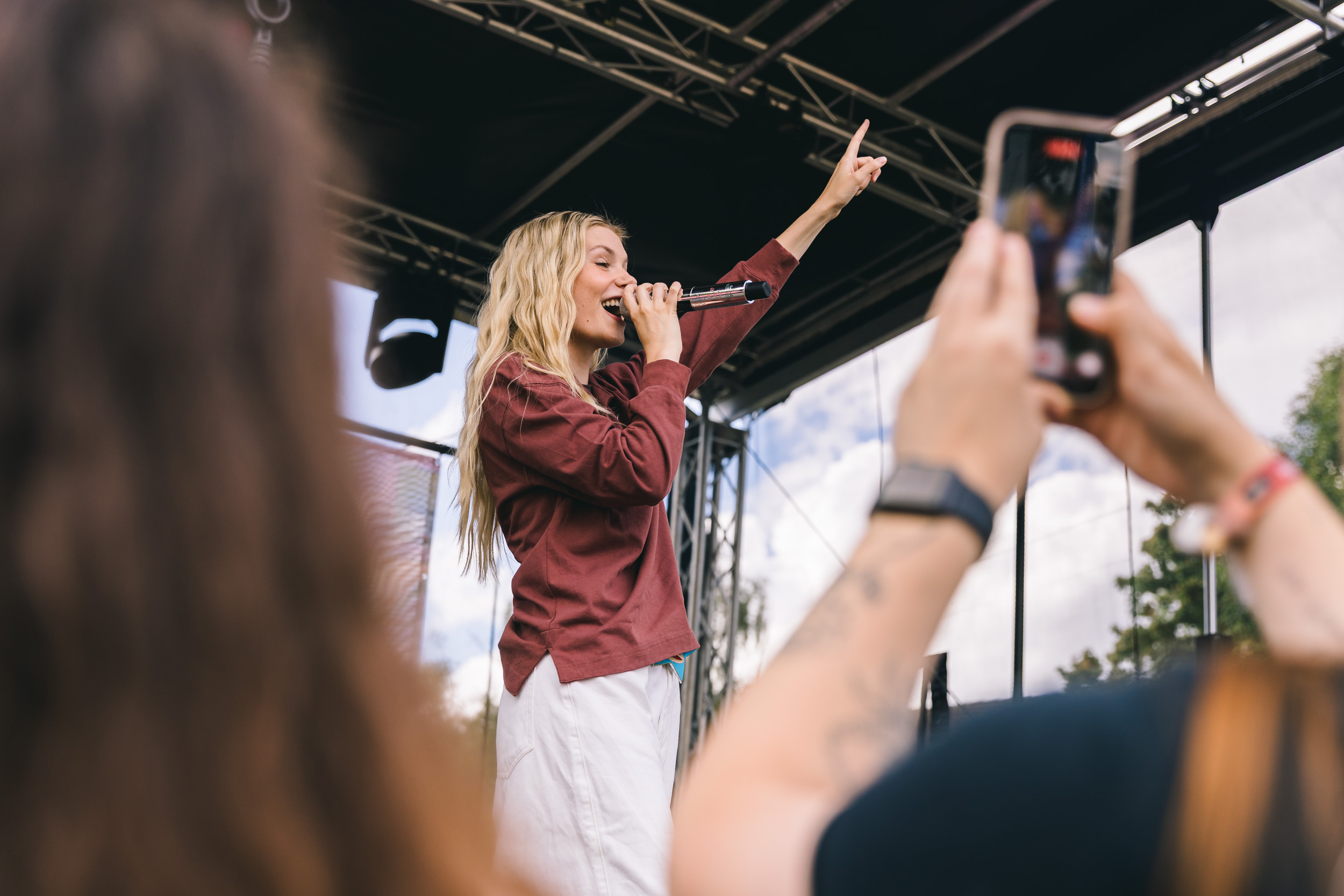 Künstlerin Esther Graf auf der Bühne