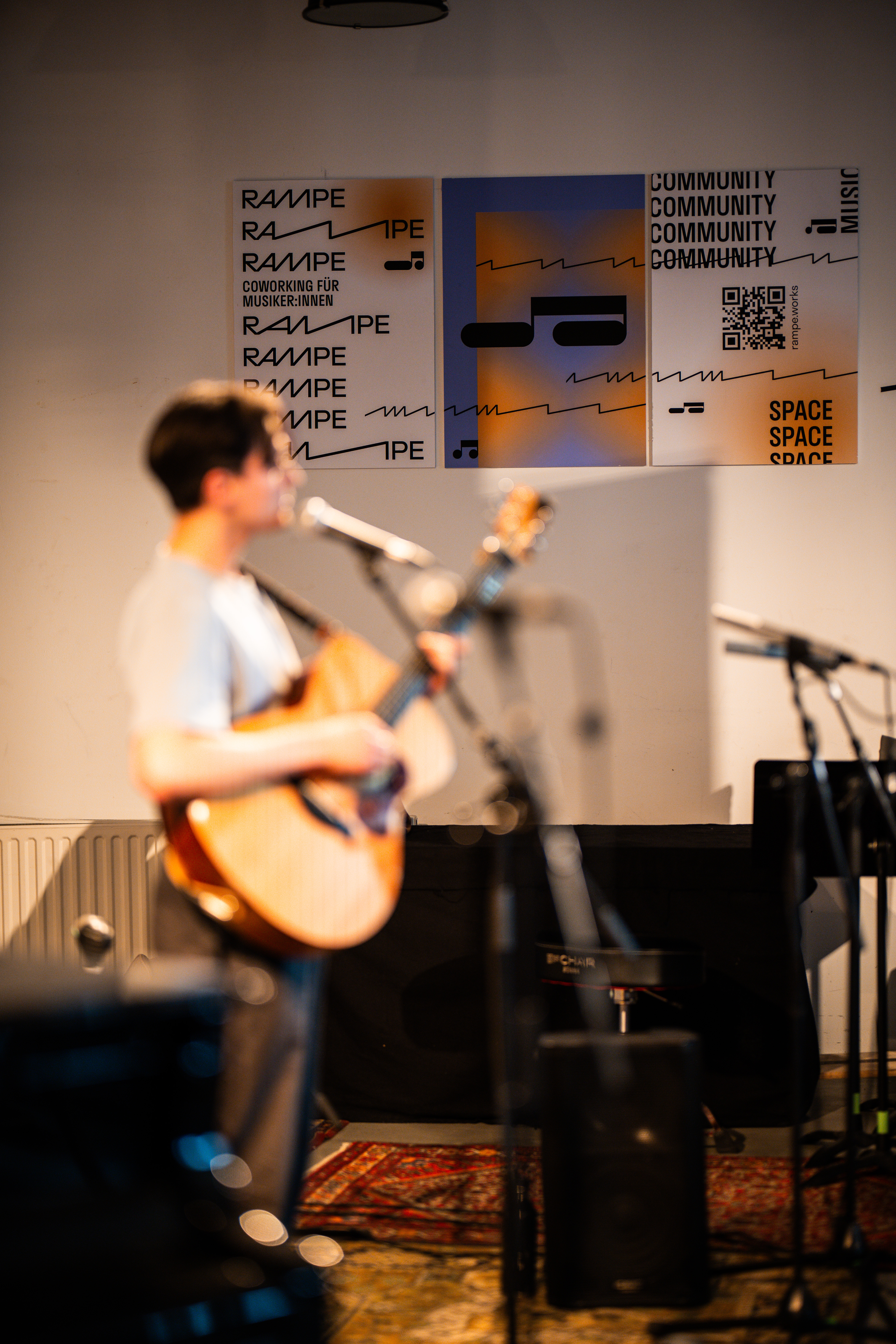 Der Musiker Jasper Leonardt macht mit Gitarre und Gesang Musik.