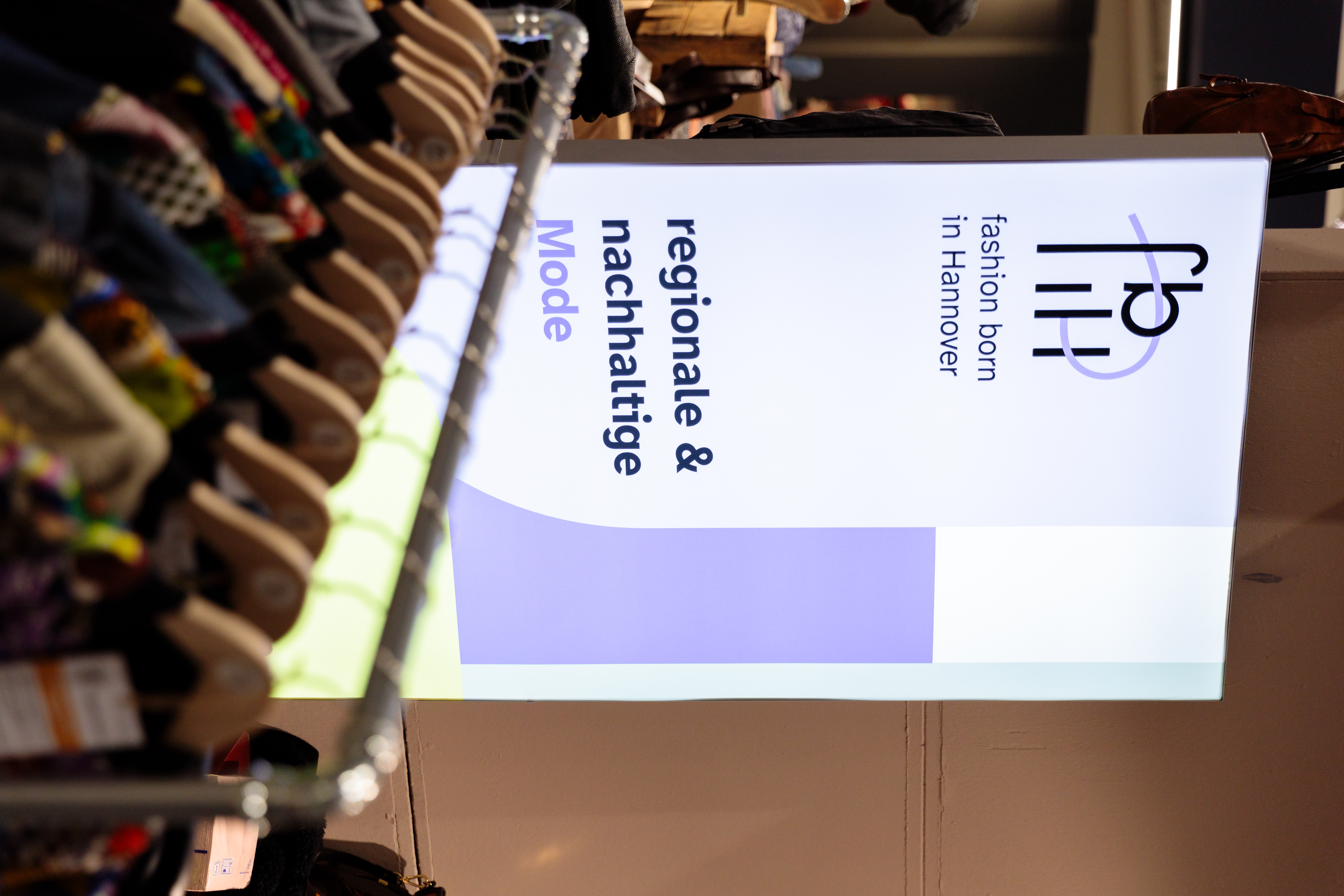 Zu sehen ist ein Pixlip Pop mit der Aufschrift: "Fashion Born in Hannover - regionale & nachhaltige Mode"